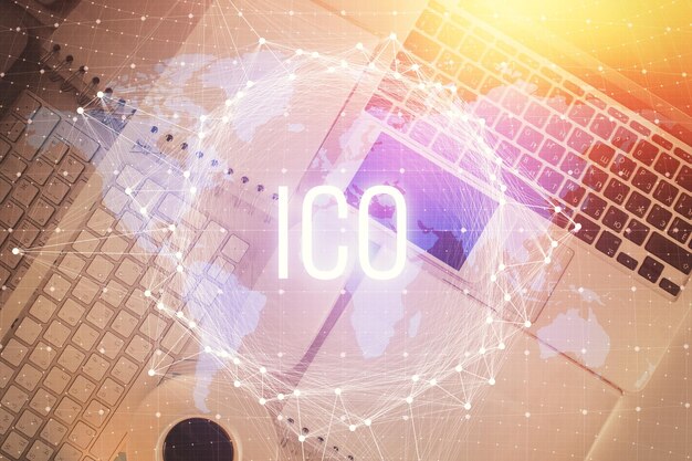 Dibujos de hologramas del tema Blockchain sobre la computadora en el fondo del escritorio Vista superior Doble exposición