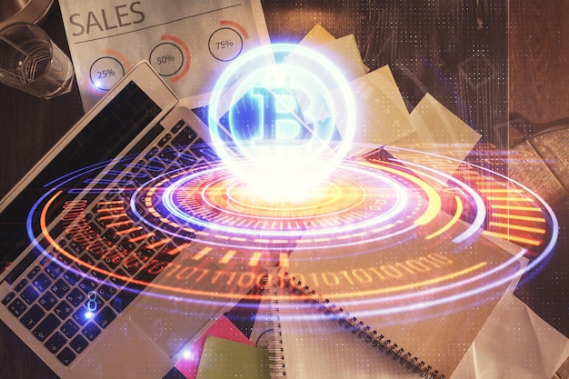 Dibujos de hologramas del tema Blockchain sobre la computadora en el fondo del escritorio Vista superior Doble exposición