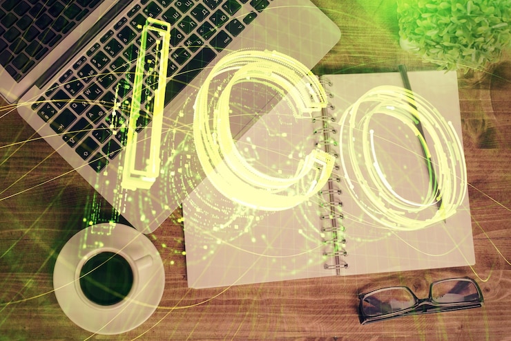 Foto dibujos de hologramas del tema blockchain sobre la computadora en el fondo del escritorio vista superior doble exposición