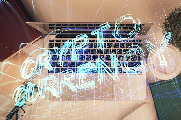 Dibujos de hologramas del tema Blockchain sobre la computadora en el fondo del escritorio Vista superior Doble exposición