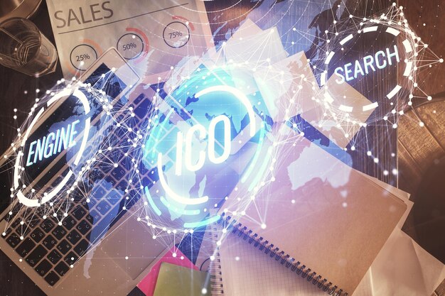 Dibujos de hologramas del tema Blockchain sobre la computadora en el fondo del escritorio Vista superior Doble exposición