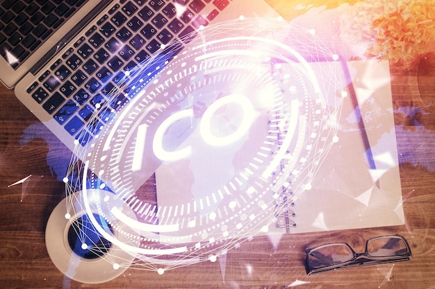 Dibujos de hologramas del tema Blockchain sobre la computadora en el fondo del escritorio Vista superior Doble exposición