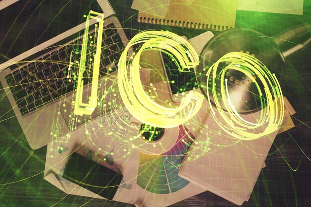 Dibujos de hologramas del tema Blockchain sobre la computadora en el fondo del escritorio Vista superior Doble exposición