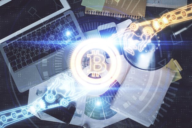 Dibujos de hologramas del tema Blockchain sobre la computadora en el fondo del escritorio Vista superior Doble exposición