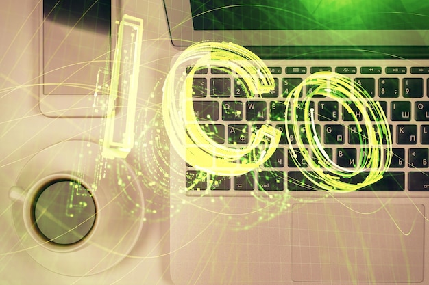 Dibujos de hologramas del tema Blockchain sobre la computadora en el fondo del escritorio Vista superior Doble exposición