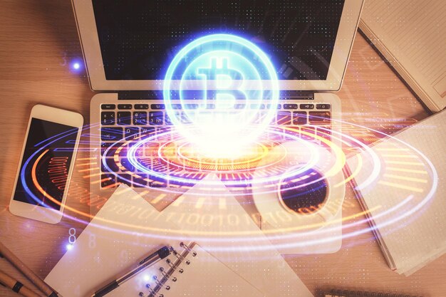 Dibujos de hologramas del tema Blockchain sobre la computadora en el fondo del escritorio Vista superior Doble exposición