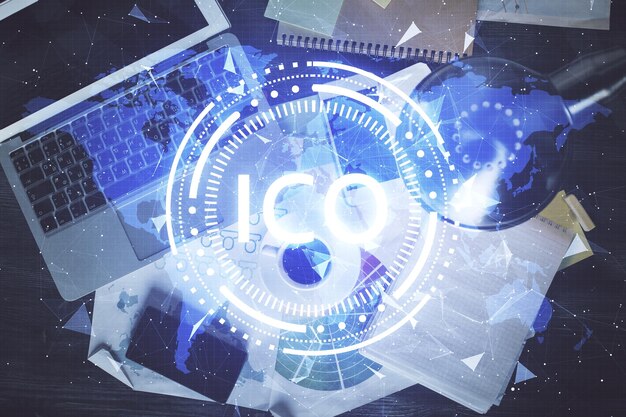 Dibujos de hologramas del tema Blockchain sobre la computadora en el fondo del escritorio Vista superior Doble exposición