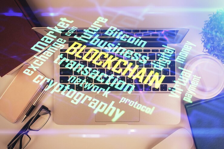 Foto dibujos de hologramas del tema blockchain sobre la computadora en el fondo del escritorio vista superior doble exposición