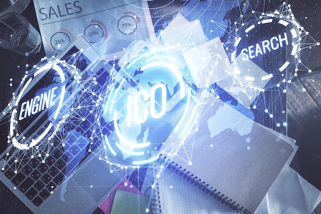 Dibujos de hologramas del tema Blockchain sobre la computadora en el fondo del escritorio Vista superior Doble exposición