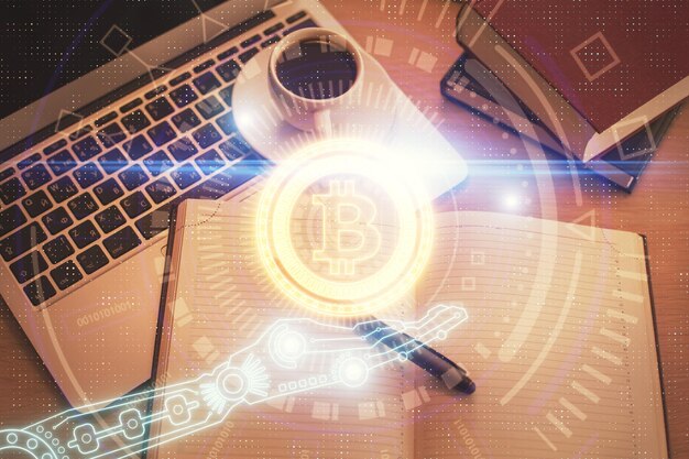 Dibujos de hologramas del tema Blockchain sobre la computadora en el fondo del escritorio Vista superior Doble exposición