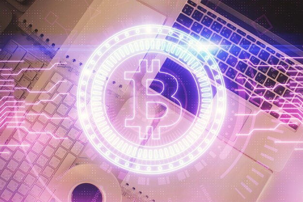 Dibujos de hologramas del tema Blockchain sobre la computadora en el fondo del escritorio Vista superior Doble exposición