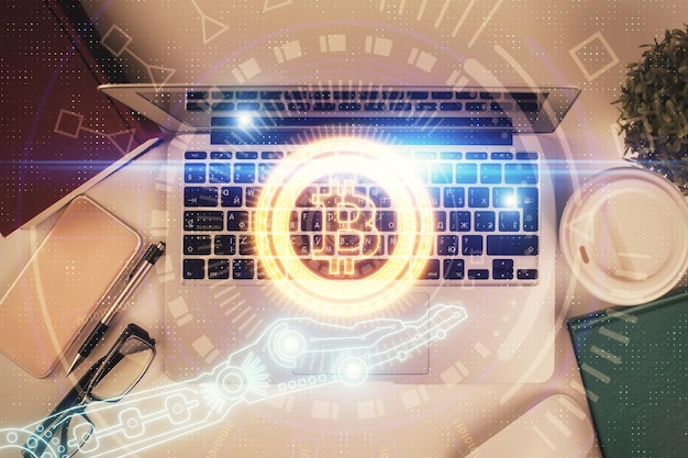 Dibujos de hologramas del tema Blockchain sobre la computadora en el fondo del escritorio Vista superior Doble exposición