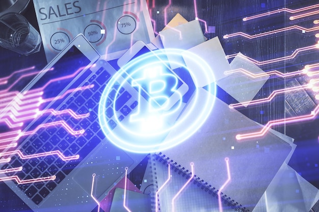Dibujos de hologramas del tema Blockchain sobre la computadora en el fondo del escritorio Vista superior Doble exposición