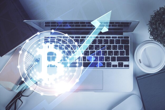 Dibujos de hologramas del tema Blockchain sobre la computadora en el fondo del escritorio Vista superior Doble exposición