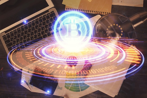 Dibujos de hologramas del tema Blockchain sobre la computadora en el fondo del escritorio Vista superior Doble exposición