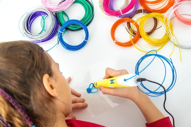 Dibujos infantiles en 3D con un bolígrafo sobre la mesa Enfoque selectivo