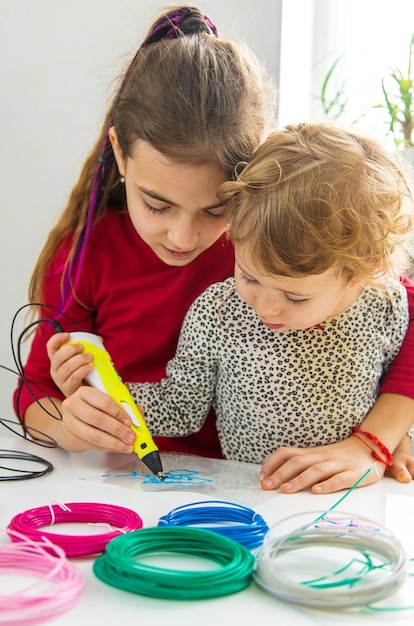 Dibujos infantiles en 3D con un bolígrafo sobre la mesa Enfoque selectivo