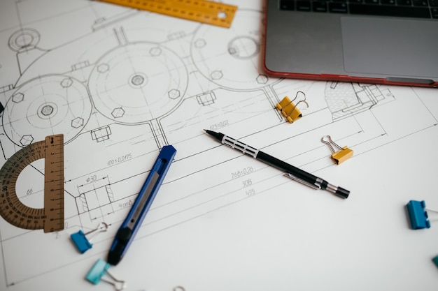 Dibujos de ingeniería, transportador, cuaderno, trabajo final o proyecto de diploma. Mecánica Aplicada