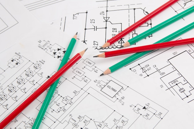 Dibujos y lápices de ingeniería eléctrica en papel.