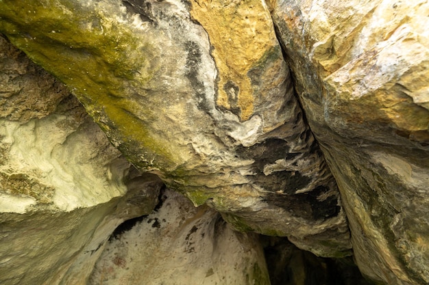 Dibujos rupestres de arqueología en una cueva.