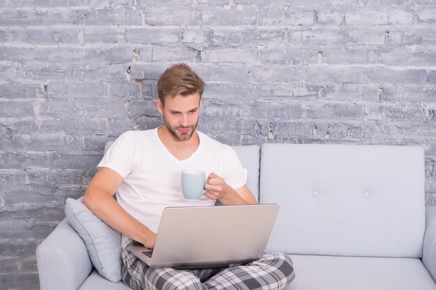 Dicas de bloqueio de café da manhã comprar coisas e fazer compras on-line homem usar comunicação por computador e conceito de pessoas ágil negócios vibrações matinais homem trabalhar em laptop cursos on-line educação em casa