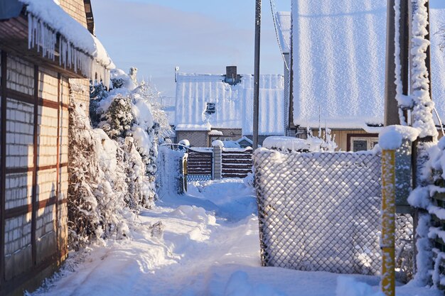 Dichte ländliche Entwicklung im Winter Leben außerhalb der Stadt in der kalten Jahreszeit