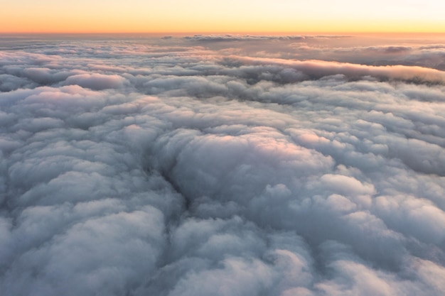 Dichter Nebel, der Berghügel bei hellem Sonnenuntergang bedeckt