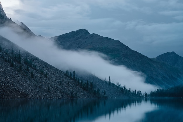 Dichter Nebel über dem Alpensee