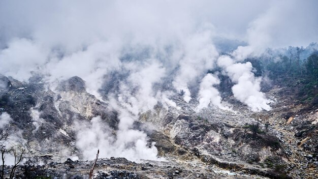 Dichter Rauch aus einem Krater im Berggebiet Halimun Salak in Indonesien