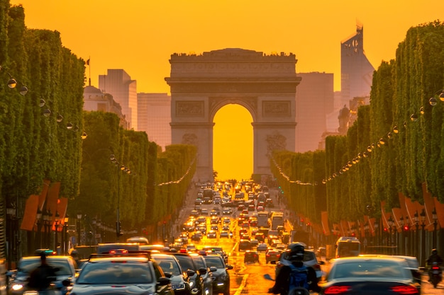 Dichter Verkehr auf den Champs Elysees