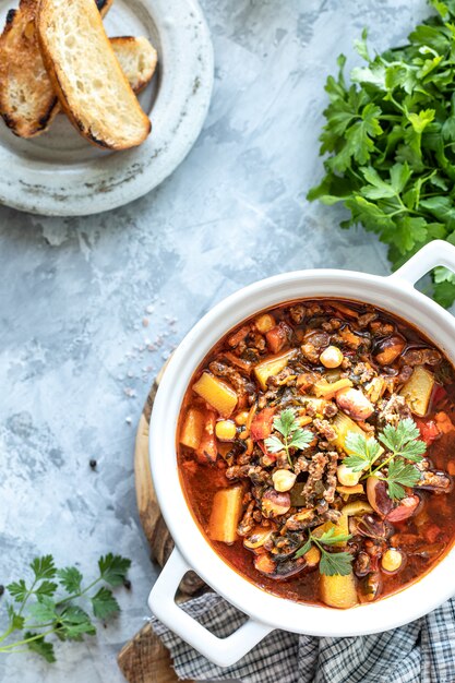 Dicke Hackfleischsuppe mit Tomaten, Bohnen, Kichererbsen und Gemüse.