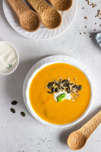 Dicke Kürbissuppe mit Sahne, Samen und Thymian