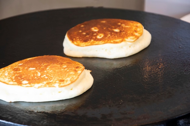 Dicke Pfannkuchen auf der Grillplatte zubereiten