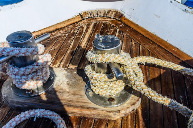 Dicke Taue und verschiedene Tackles auf einer Yacht