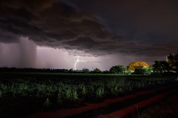 Dicke Wolken über dem Dorf, Regen und Blitz in der Nacht