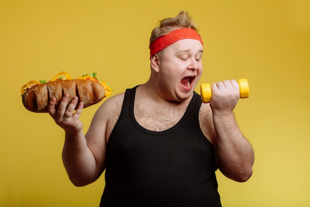 Dicker Mann, der Fast-Food-Hamburger isst