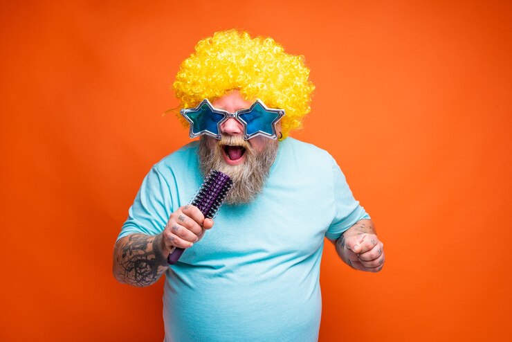 Foto dicker mann mit barttattoos und sonnenbrille singt ein lied