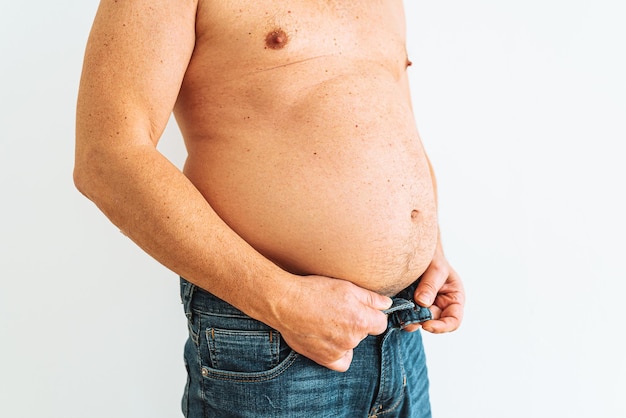 Dicker Mann mit dickem Bauch auf weißem Hintergrund Das Konzept der Gewichtsabnahme