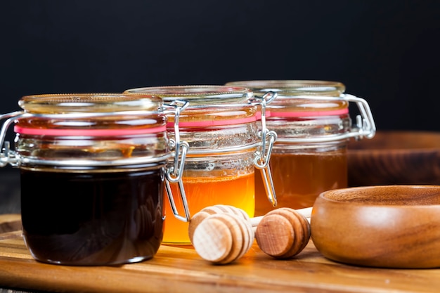 Dicker und süßer Honig in verschiedenen Sorten und Geschmacksrichtungen, natürlicher Bienenhonig in Glasbehältern verpackt, natürlicher Honig ohne Zucker und nur von Bienen gesammelt