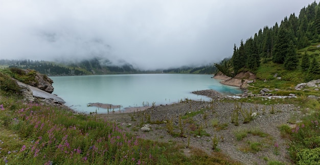 Dicker weißer Nebel über dem Big Almaty Lake, einem großen natürlichen Süßwasserreservoir