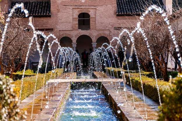 Die Alhambra in Granada Spanien Wasserfontänen