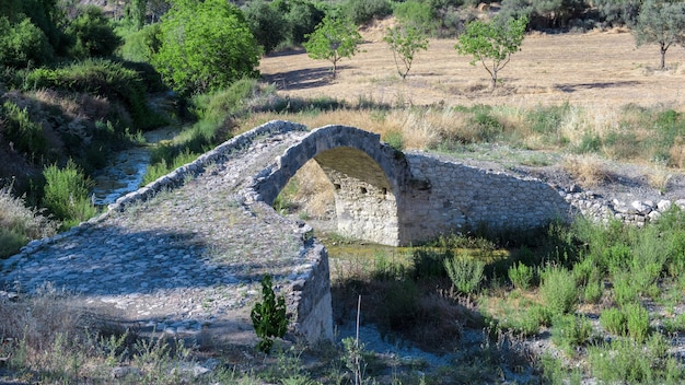 Die alte Brücke von Skarfos ist ein Wahrzeichen der osmanischen Zeit in Zypern, erbaut im Jahr 1618