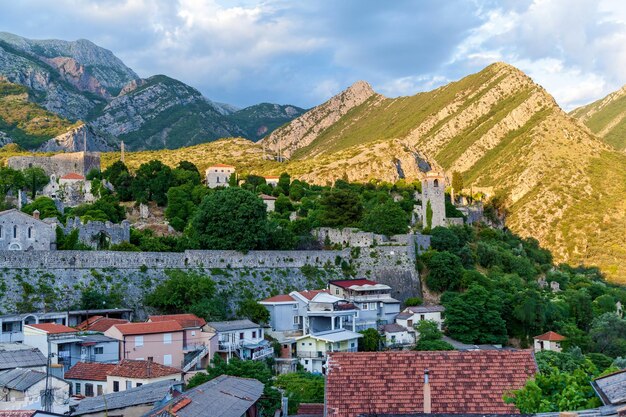 Foto die alte festung und die stadt bar