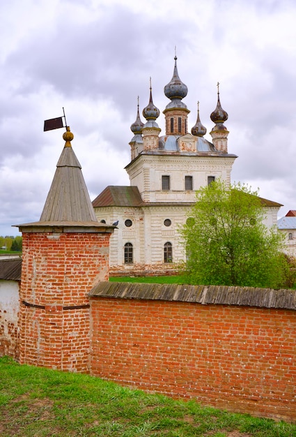 Die alte Kathedrale hinter der Festungsmauer