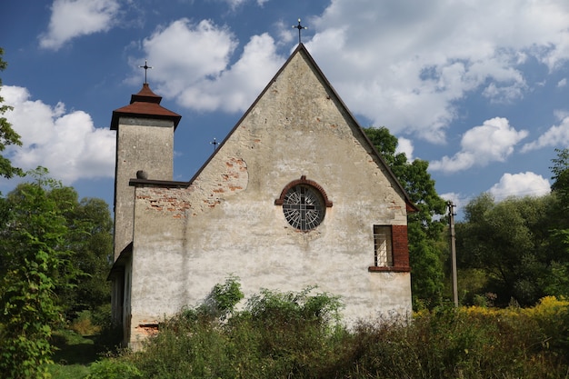 Foto die alte katholische kirche in der ukraine ist das dorf pidtemne