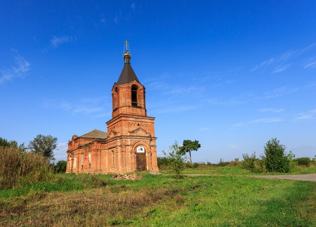 Die alte Kirche im Dorf