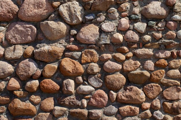 Die alte Mauer des Gebäudes besteht aus Steinen und Kopfsteinpflaster