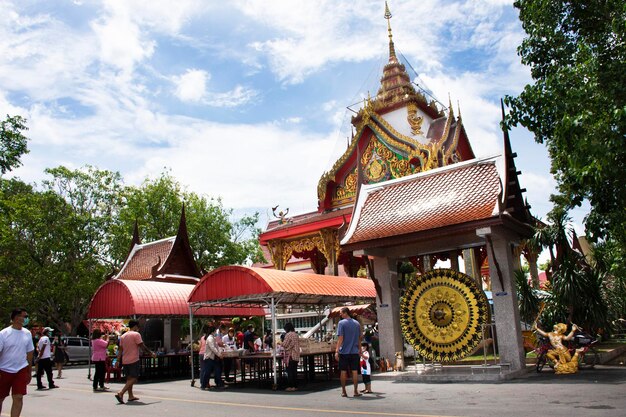 Die alte Mönchsstatue von Luang Por Guay für thailändische Reisende, die am 27