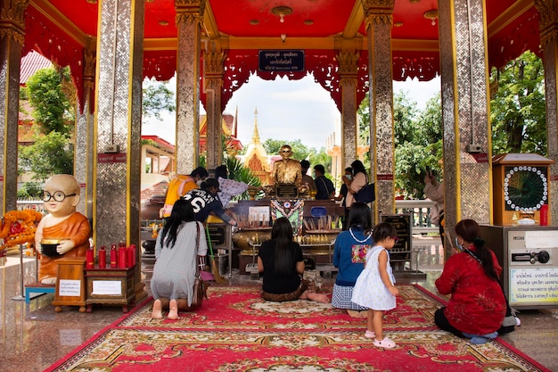 Die alte Mönchsstatue von Luang Por Guay für thailändische Reisende, die am 27