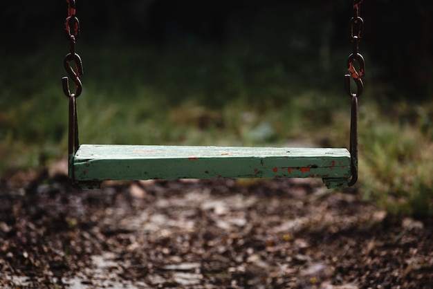 Die alte Schaukel im Spielplatz. Kette und Holz